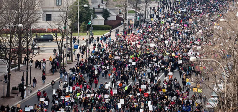 Yemin törenine hazırlanan Trump protesto edildi