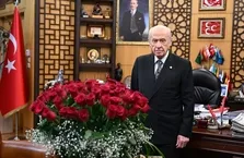 Kırmızı güller ile kutladı