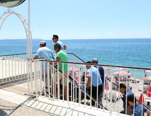 Plajda ölen adamın cesedi şemsiyelerle kapatıldı - 3