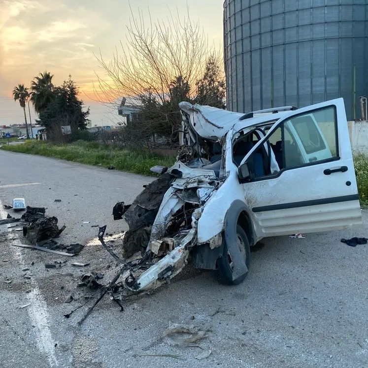 Kontrolden çıkan araç istinat duvarına çarptı