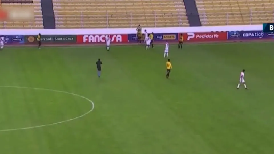 Ağzında kramponla sahaya girdi! Maç durdu