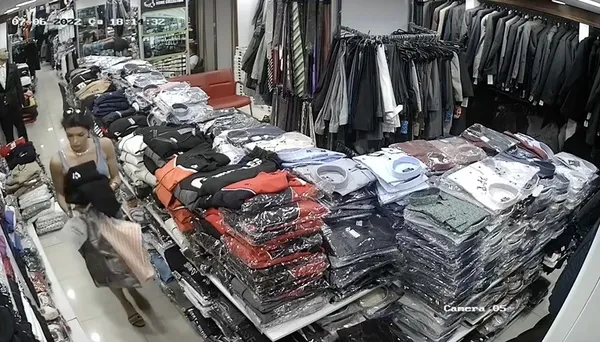 antalyada-ruslarin-butikten-kiyafet-hirsizligi-saniye-saniye-kamerada-1657361152190.jpg