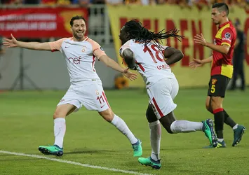 Bafetimbi Gomis, Alex de Souza'yı geçti