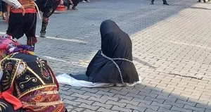 Çarşaflı Türk kadını zincire vuruldu!