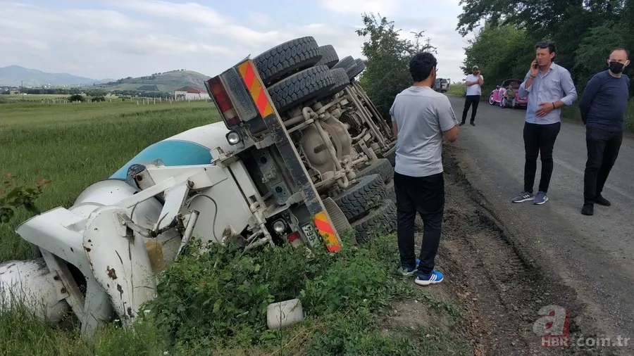 Seyir halindeki beton mikseri yol çökünce şarampole devrildi 5