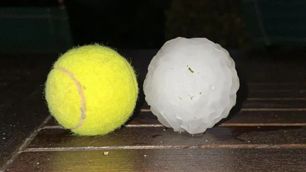 italyada-tenis-topu-buyuklugunde-dolu-yagdi-1-ol-110-yarali-1689963749538.jpg İtalya’da tenis topu büyüklüğünde dolu yağdı: 1 ölü 110 yaralı - 3