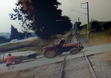 Hatay'da tren traktöre böyle çarpmış