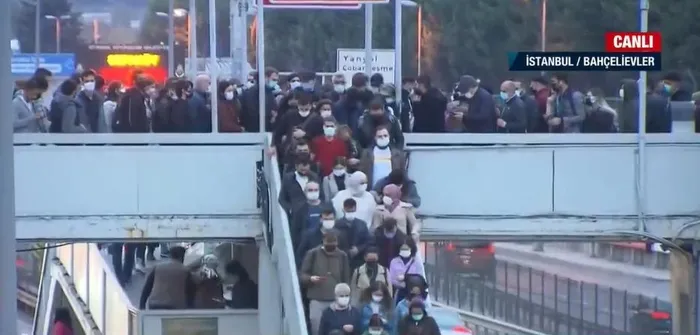 İstanbul’da vatandaşın metrobüs çilesi! Metrelerce kuyruk oluştu...