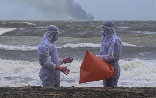 Dünya basını servis edilen bu fotoğrafları konuşuyor! Köylüler toplamak için sıraya girdi - 13
