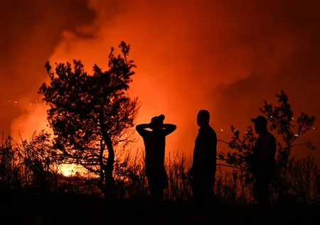 Antalya, İzmir, Çanakkale'de orman yangını! Yerleşim yerleri boşaltıldı | Yürek yakan kareler...