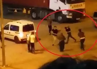 Yeğenlerini barıştırmak isterken çıkan kavgada göğsüne tornavida saplandı