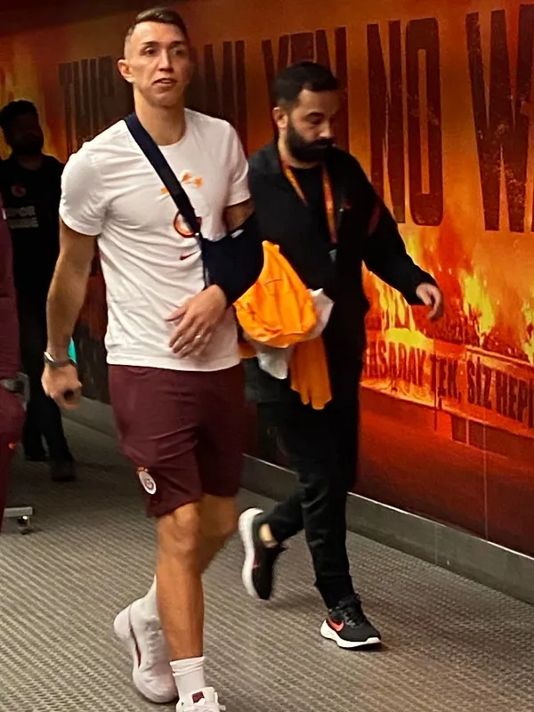 galatasarayin-teknik-direktoru-okan-buruktan-ahabercomtrnin-sorusuna-esprili-yanit-1699043772822.jpg Galatasaray’ın teknik direktörü Okan Buruk’tan Ahaber.com.tr’nin sorusuna esprili yanıt! - 4