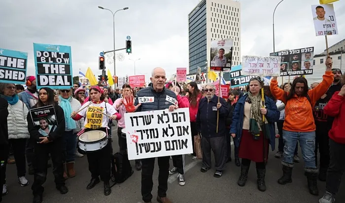 gazzede-kirli-plana-karsi-on-binler-sokaga-dokuldu-1739655363427.jpg İsrailli esir yakınları: ʺBaşbakan Netanyahu'nun Hamas'la anlaşmayı bozmasına izin vermeyeceğizʺ- AA