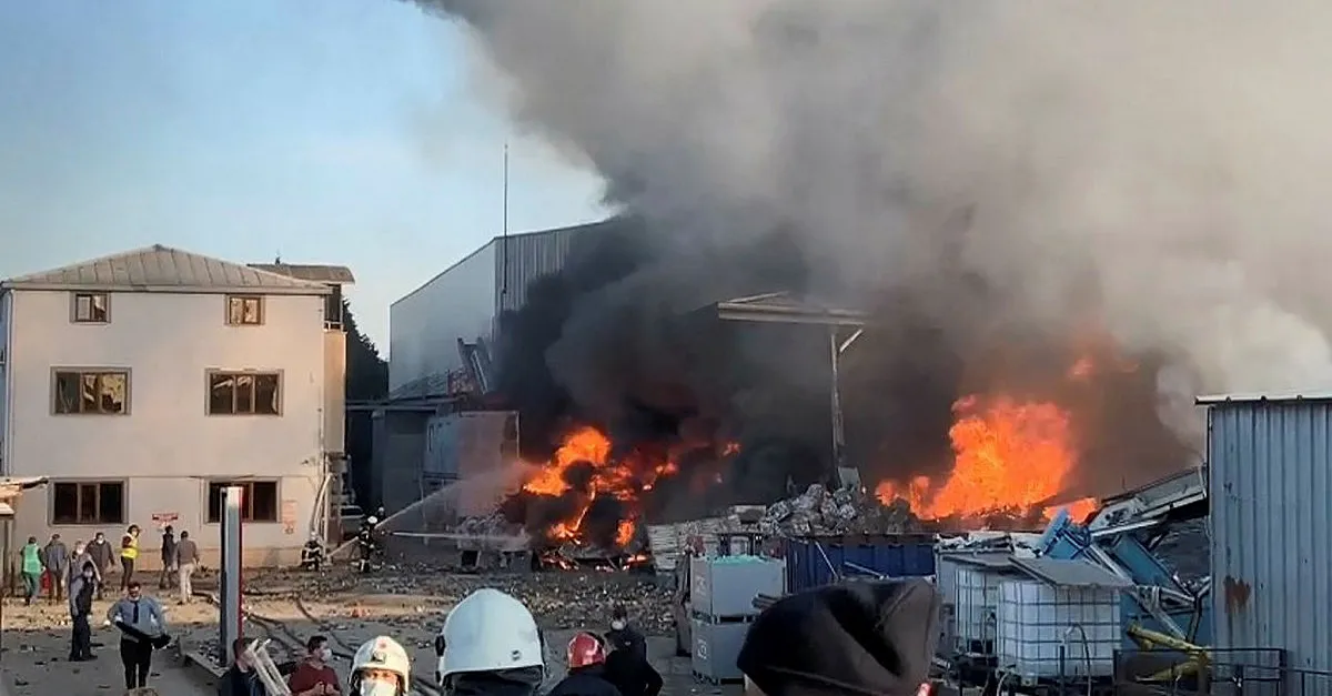 Kocaeli Gebze'de geri dönüşüm fabrikasında büyük yangın