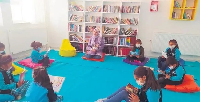 Yıldız öğretmenin “Kütüphanesiz köy kalmasın” kampanyası! 600 kişilik 3 kütüphane yaptı - 1