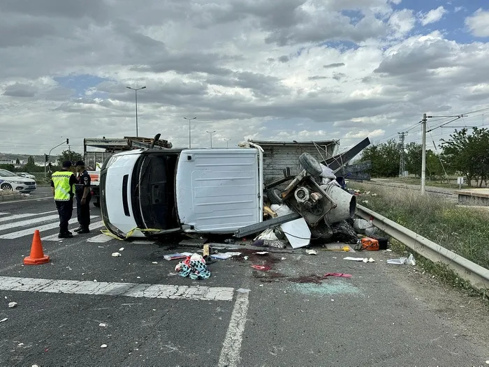 1716301250586.jpeg Kayseri'de feci kaza! İki kamyonet hurdaya döndü: 1 ölü, 4 yaralı - 1