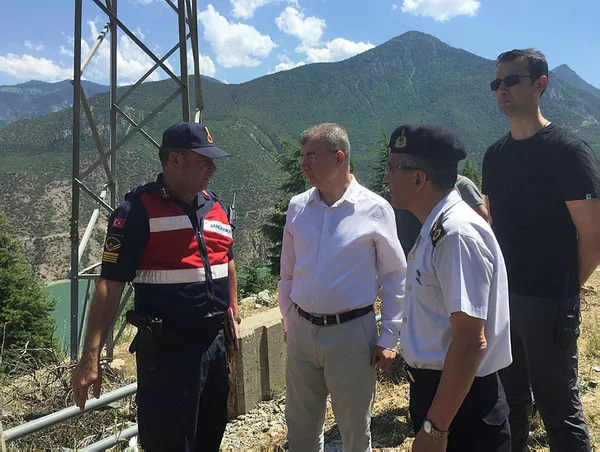 Artvin'de kamyon uçuruma yuvarlandı: 1 ölü, 8 yaralı - 1