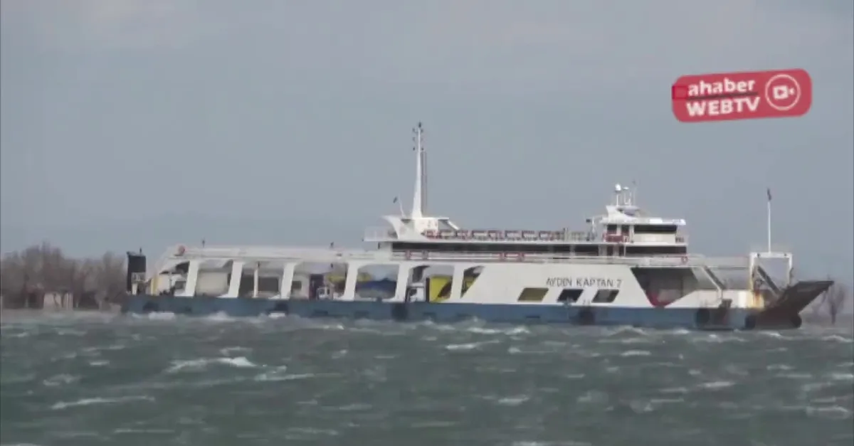 Son dakika: Çanakkale'de feribot karaya oturdu! İçinde yolcu ve araçlar da var