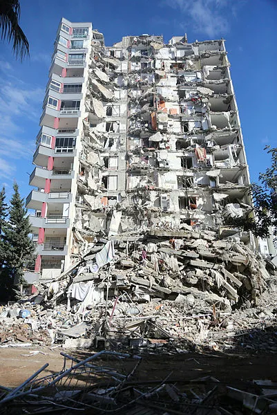 12 kişiye mezar olan binanın mühendisi CHP’li belediyenin satın alma müdürü Muzaffer Mete çıktı! Yakalanacağını anlayınca polise teslim oldu