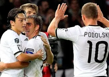 Podolski'den Mesut Özil paylaşımı