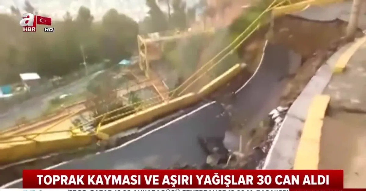 Bolivya'da aşırı yağış nedeniyle yaşanan toprak kaymasında yol çöktü!
