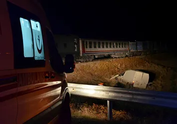 Tren, tavuk yüklü minibüse çarptı