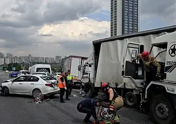 İstanbul’da feci kaza! 10 araç birbirine girdi...