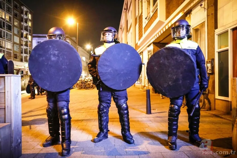 Hollanda'da Türk vatandaşlarına polis köpekleriyle müdahale 22