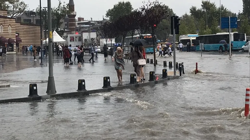 Üsküdar’da denizle kara birleşti