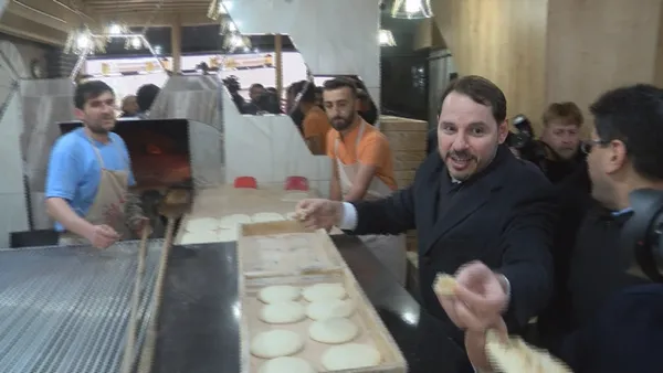 Hazine ve Maliye Bakanı Berat Albayrak gazetecilere pide ikram etti - 1