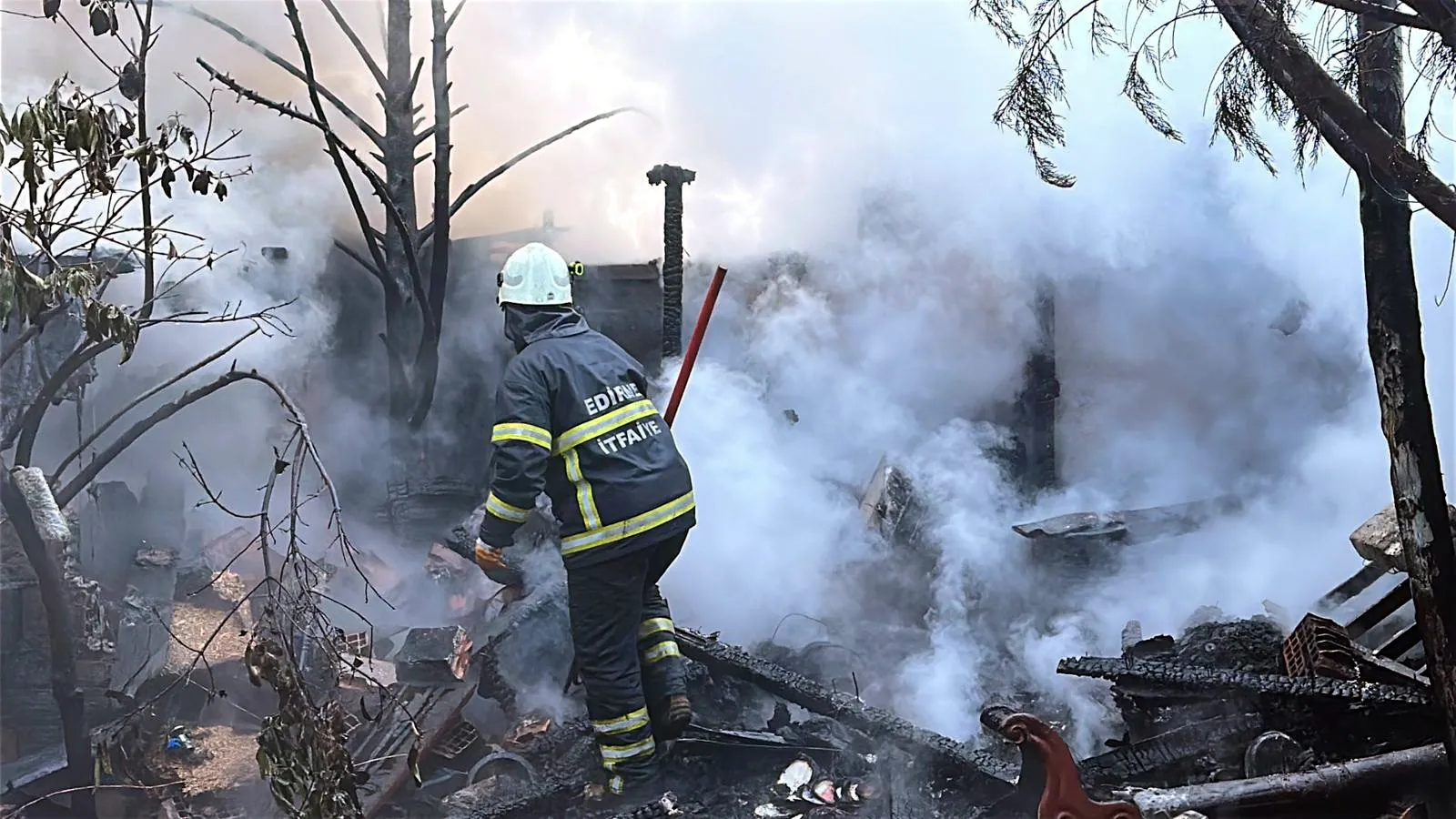 Edirne’de yangın paniği: Tek katlı evin müştemilatı yandı