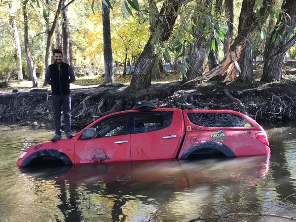 off-road-araci-dereye-uctu-mahsur-kalanlar-camdan-cikarildi-1633619431738.jpg Off-Road aracı dereye uçtu! Mahsur kalanlar camdan çıkarıldı - 3