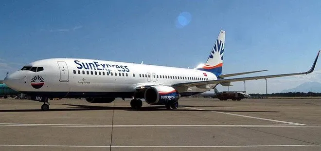 İzmir-Adana seferini yapan yolcu uçağına yıldırım isabet etti