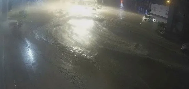 İstanbul’da selin geliş anı kamerada! Saniyeler içinde caddeler böyle suyla doldu...