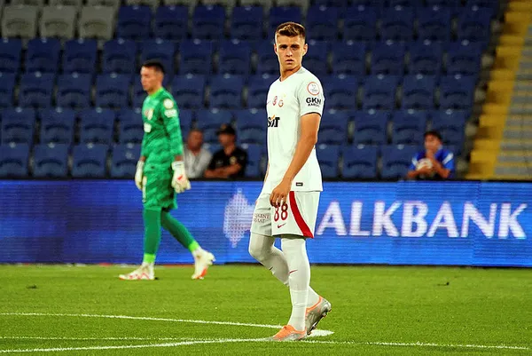 1696229043662.jpg Galatasaray'da Okan Buruk tercihini yaptı! Manchester United deplasmanında bambaşka bir ilk 11! Aslan ava çıkıyor... - 3