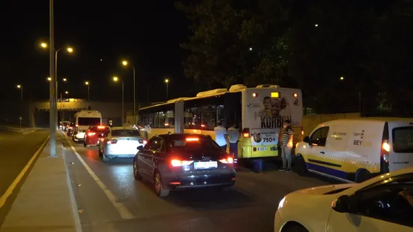 İstanbul'da İETT skandalı! Yakıtı biten otobüs yolda kaldı - 2