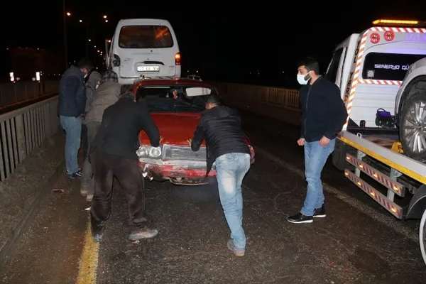 Diyarbakır'da buzlanan köprüde 7 araç birbirine girdi - 3