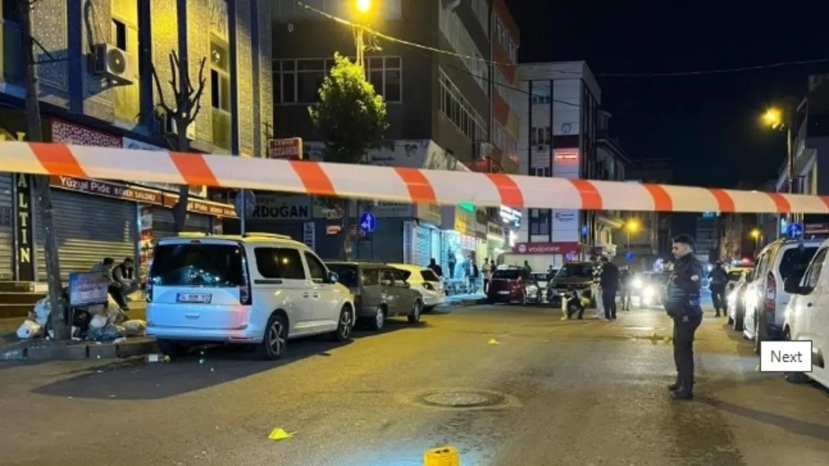 Bağcılar'da araca silahlı saldırı! Yaralılar var
