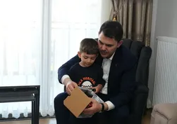 Depremin mucize bebeği Yusuf Berk’e Bakan Kurum’dan anlamlı ziyaret