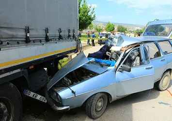 Otomobil park halindeki TIR'a çarptı: 1 ölü