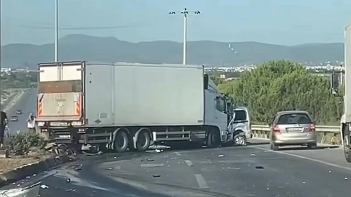 İzmir'de elim kaza: Tırla otomobil çarpıştı