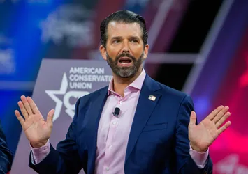 Donald Trump Jr. karantinada! Zamanını silah temizleyerek geçirecek