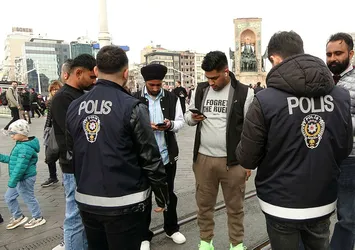 Taksim'de yılbaşı denetimleri! Yüzlerce polis bölgede