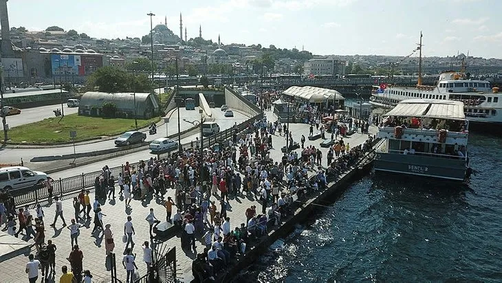 İstanbul’da korkutan görüntü! Eminönü’nde Kurban Bayramı izdihamı