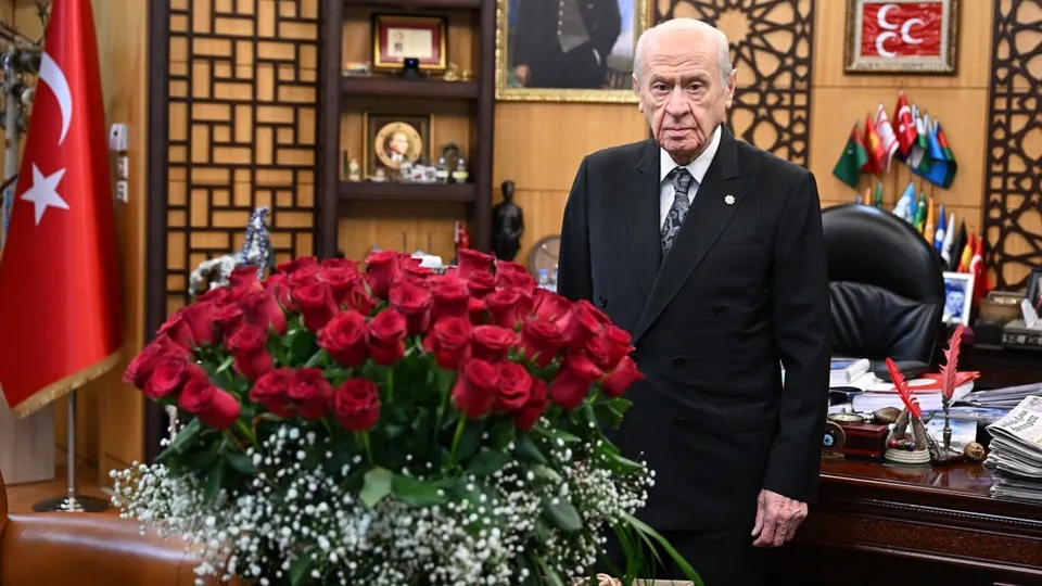 Kırmızı güller ile kutladı