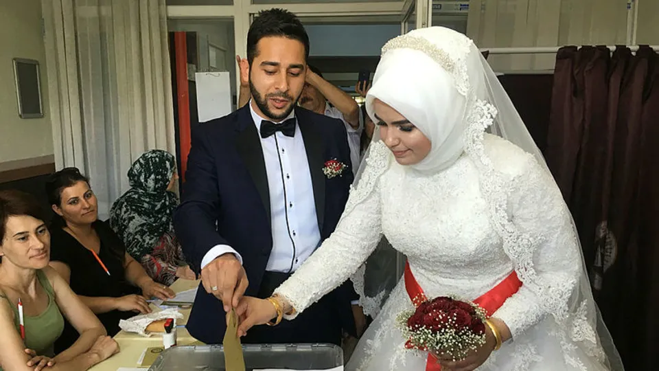 Nikahtan önce sandığa gittiler |Video