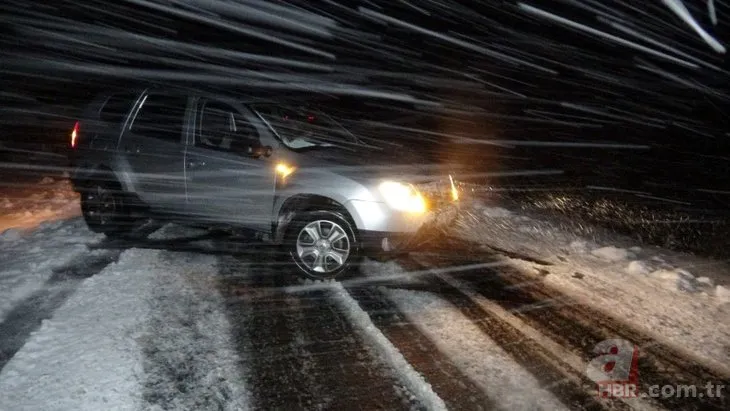 Kış erken geldi! Tipi şeklinde aniden bastıran kar yolları kapattı | 2 il arası yol trafiğe kapandı