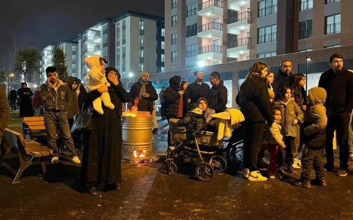 EBRAR SİTESİ’NDE HÜZÜNLÜ YIL DÖNÜMÜ: YAVRULARIMI BURADA KAYBETTİM