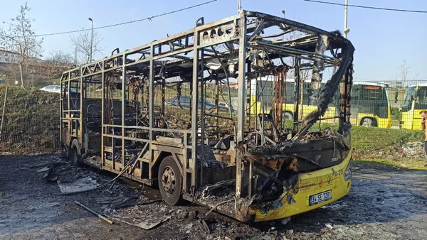 son-dakika-basaksehirde-iett-otobusleri-carpisti-cok-sayida-yarali-var-1644138552309.jpg Son dakika: Başakşehir'de İETT otobüsleri çarpıştı! Çok sayıda yaralı var - 5