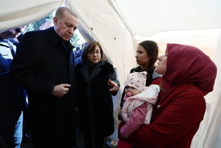 Başkan Recep Tayyip Erdoğan Gaziantep’te depremzedeleri ziyaret etti! Yanına gelen kadın sarılıp ağladı